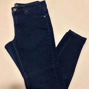 Universal thread mid rise jegging